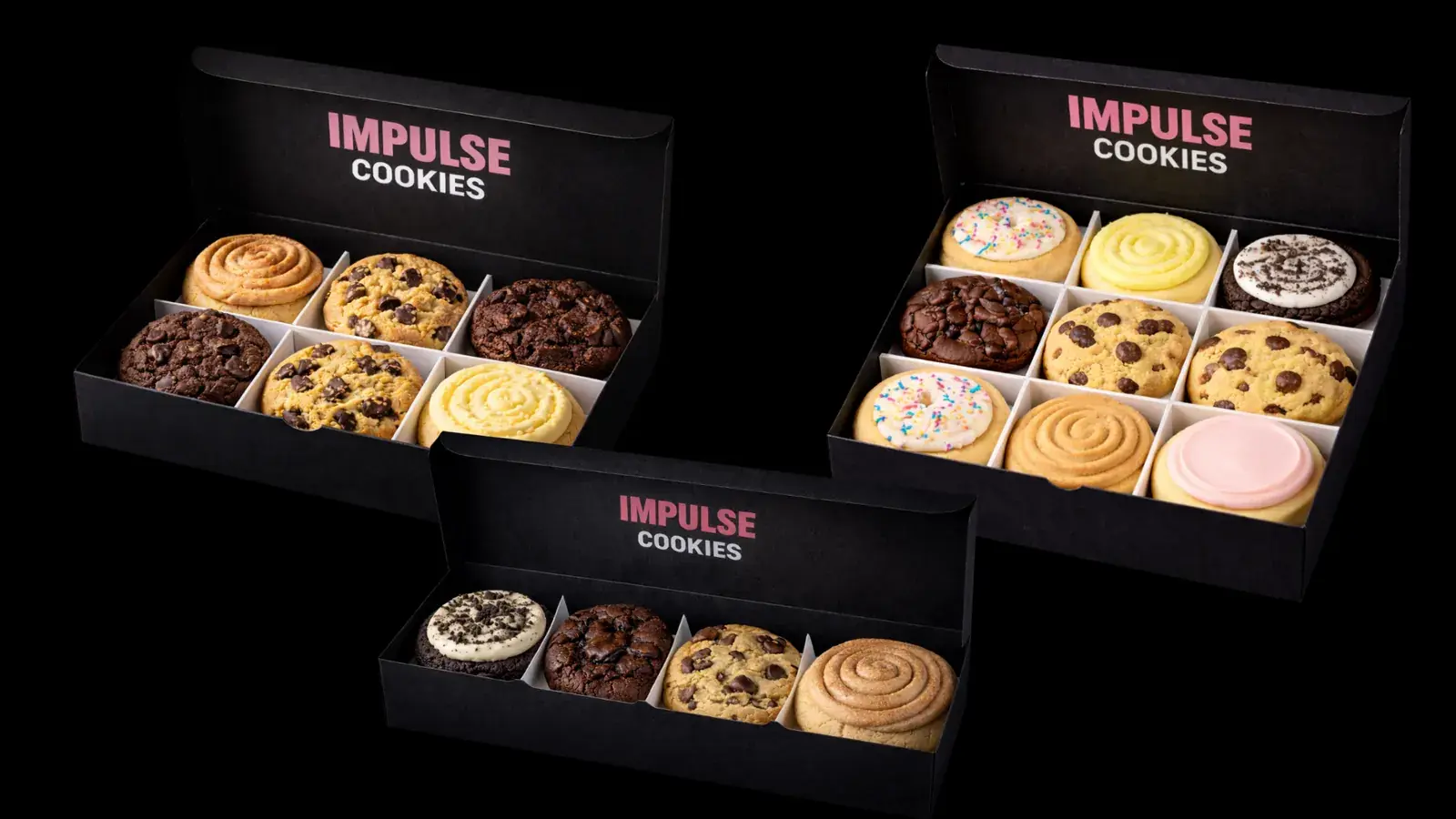 Tres cajas negras Impulse Cookies abiertas con cookies de distintos sabores