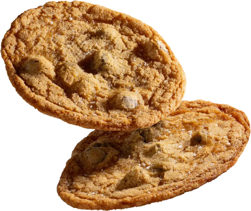 Cookie de chispas de chocolate partida a la mitad, se ve el centro suave